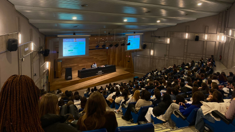 Grup d'estudiants en la xerrada informativa de la Facultat. 